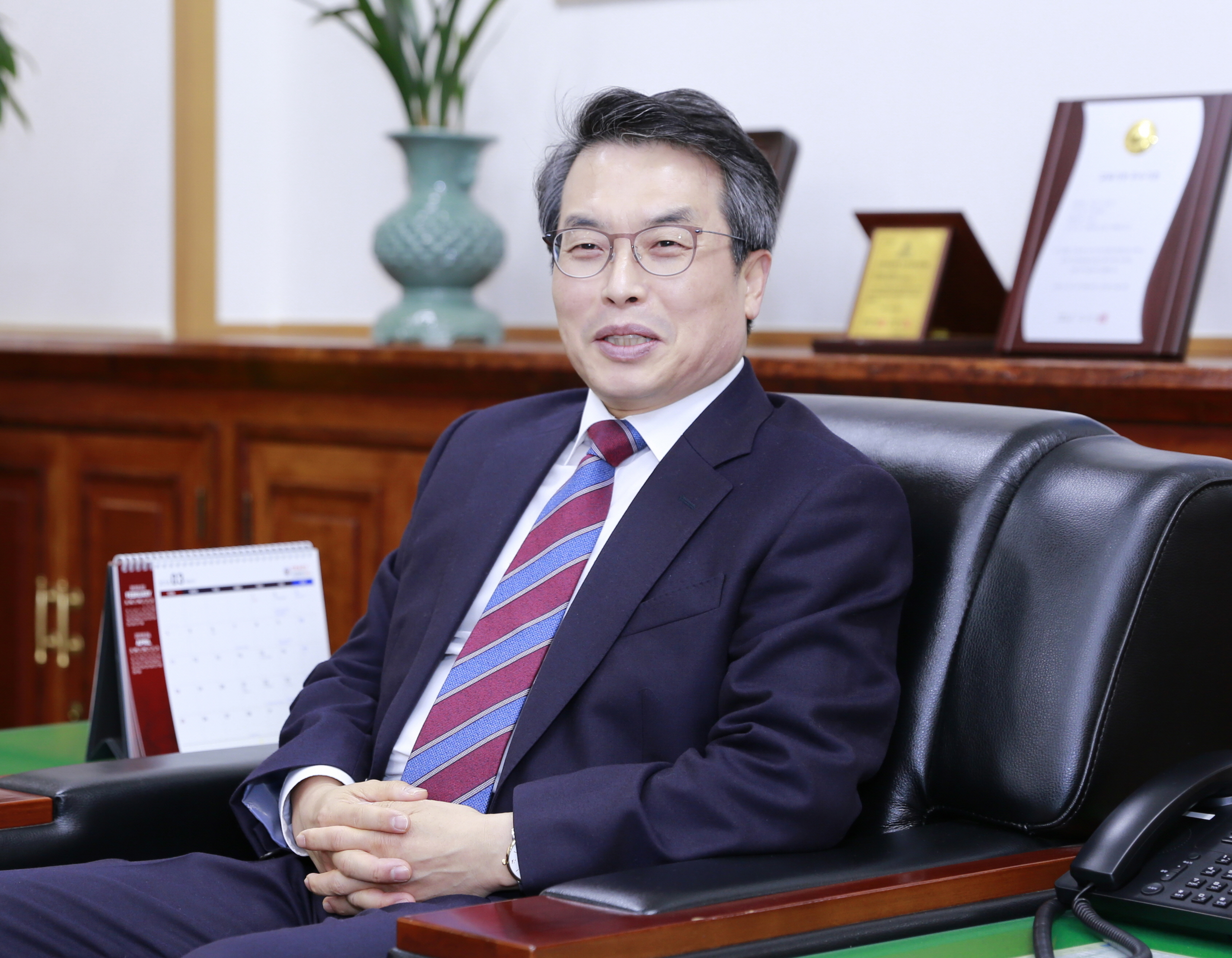 취임 후 한 달을 앞둔 곽병선 군산대 총장이 집무실에서 4년 임기 동안의 각오와 대학 발전 방향 등에 대해 밝히고 있다.