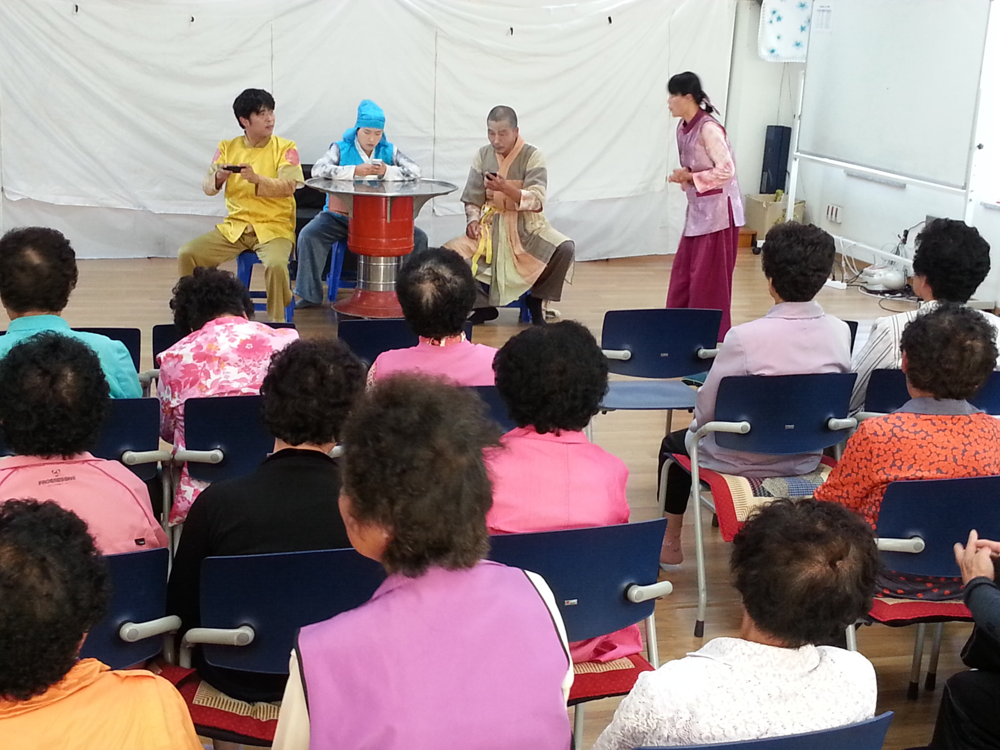 군산대-보령효나눔복지센터, 노인의 날 기념 “2014 신나는 예술여행” 성황리 공연  이미지(1)