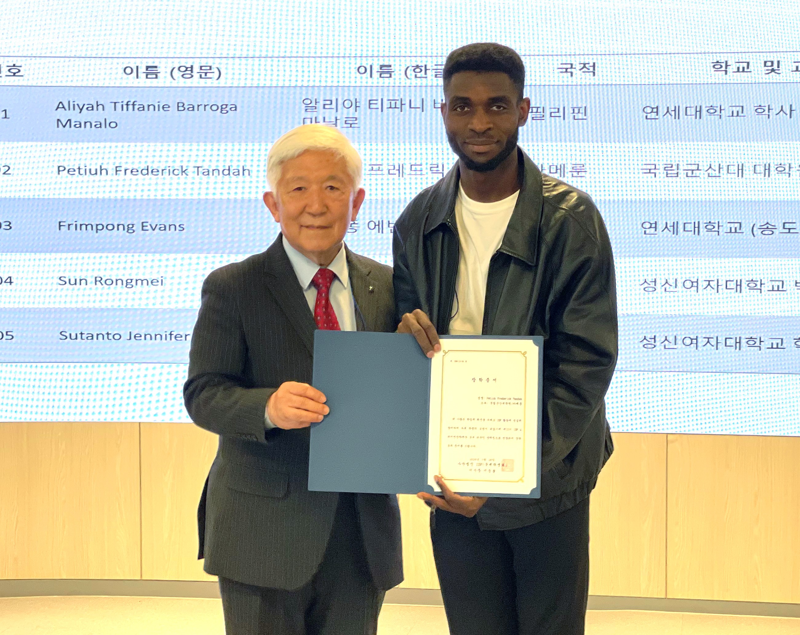 국립군산대 대학원 인공지능학과 프레드릭 탄다 씨  제13기 ISF 장학생..