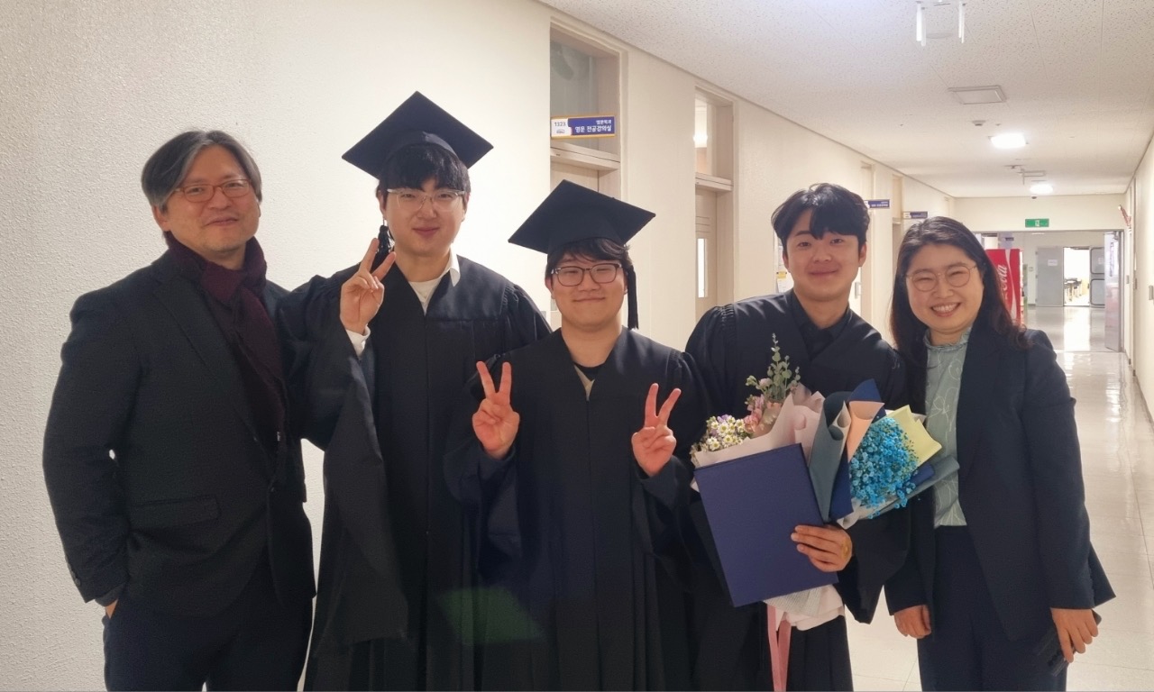 왼쪽부터 김태형 교수님, 17학번 유한수, 김우빈, 박민수 학생, 안현아 교수님