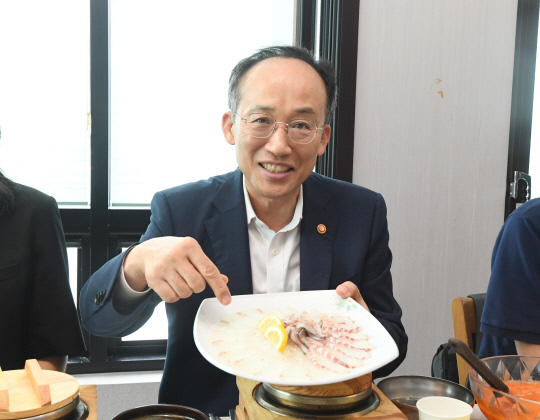 추경호 부총리 겸 기획재정부 장관이 4일 경남 거제 한 횟집에서 기자단과 오찬 간담회를 갖고 있는 모습. 우리 수산물이 메뉴에 올랐다. [기재부