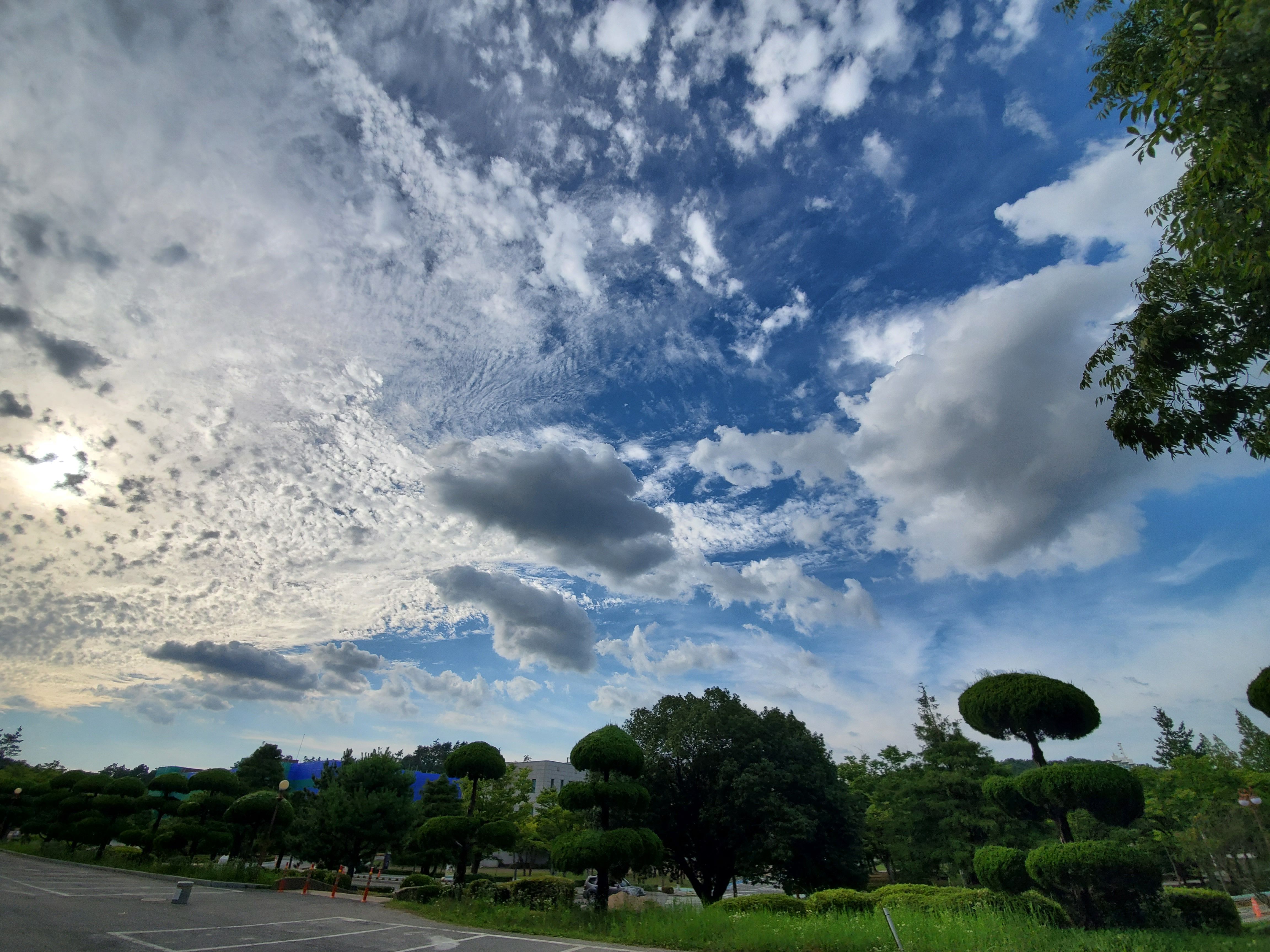 Campus with wonderful clouds in the clear autumn sky 이미지(3)