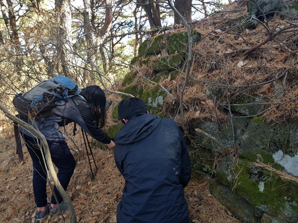 장수군과 군산대학교 가야문화연구소는 산서면 오성리 봉화봉 남쪽에 잔존한 봉대를 조사하고 있다.