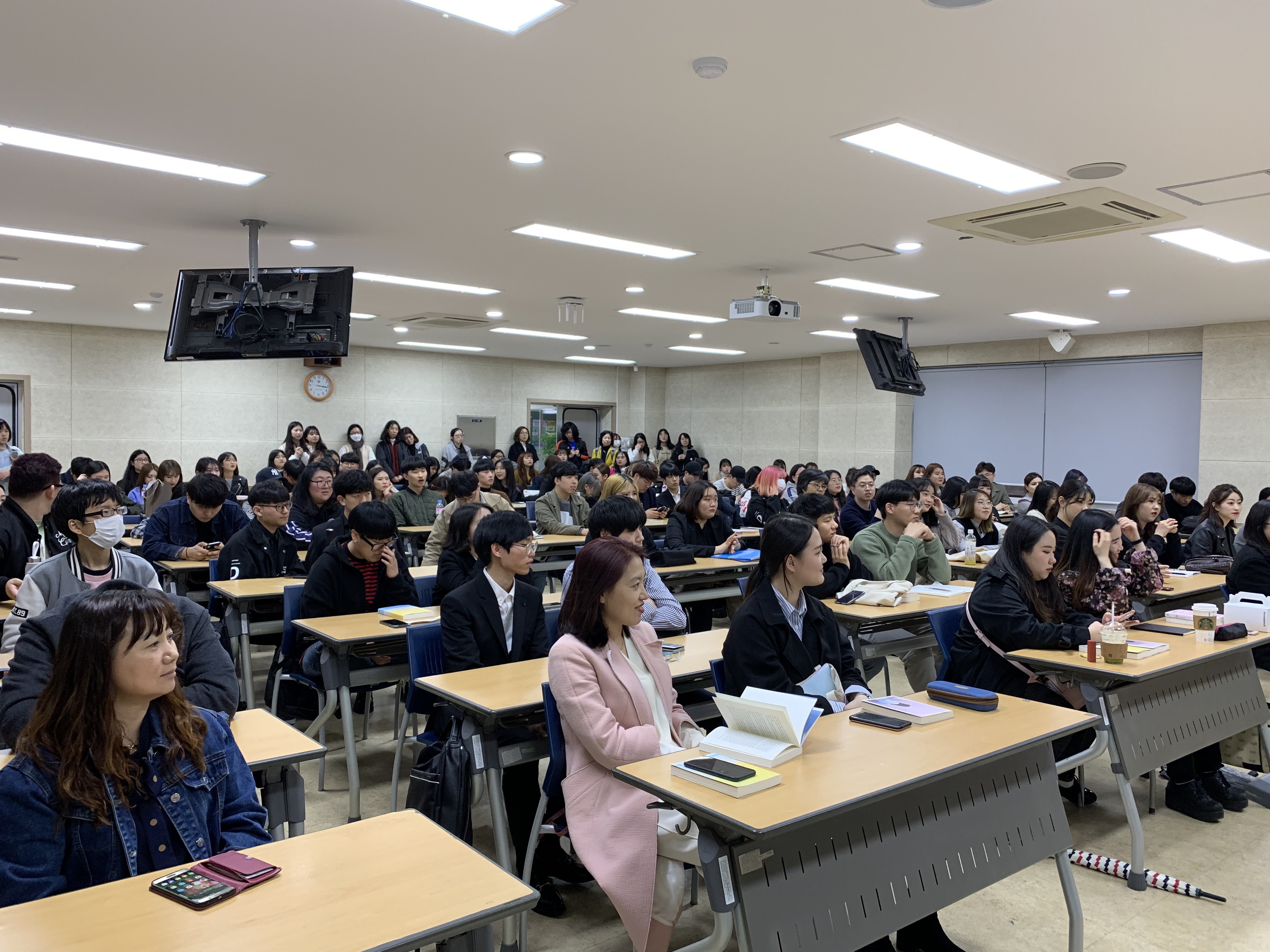 학과행사_초청강연(최은영 작가) 이미지(3)